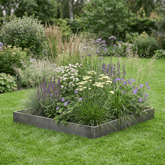 Metalinė pakeliama lysvė apželdinta Olandiško tipo gėlyno stilistika.