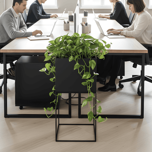 Metalinis gėlių vazonas interjere 