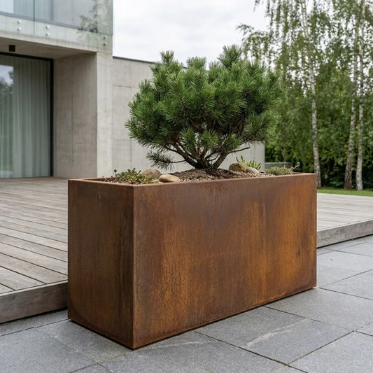 Steelart SLIM pailgas metalinis lauko vazonas natūralios plieno spalvos medinėje terasoje
